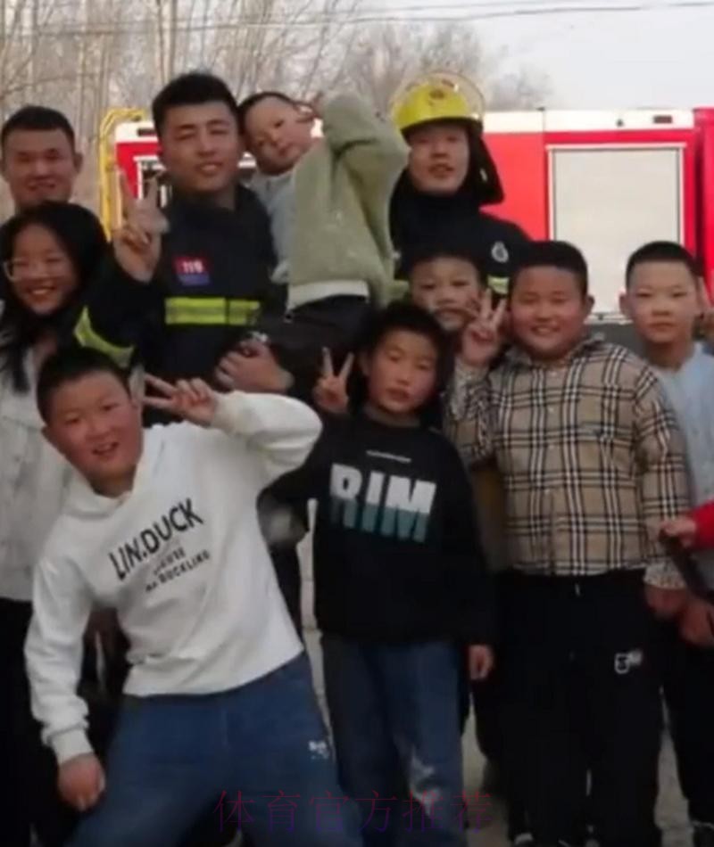 为消防车带路的少年，想当职业足球运动员